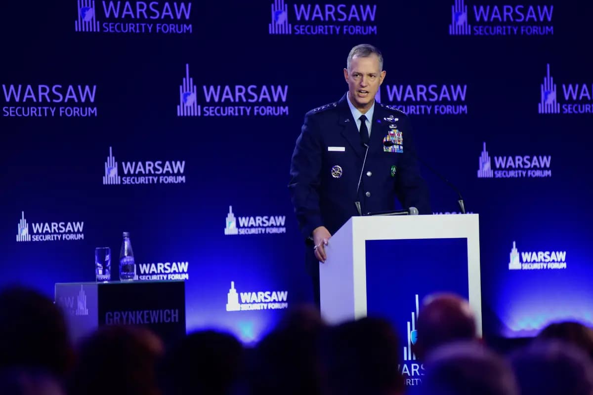 El general de la Fuerza Aérea Alexus G. Grynkewich, comandante del Comando Europeo de los Estados Unidos y Comandante Supremo Aliado en Europa, pronuncia un discurso en el Foro de Seguridad de Varsovia, en Varsovia, Polonia, el 12 de octubre de 2026. (Attila Husejnow/AP Photo).