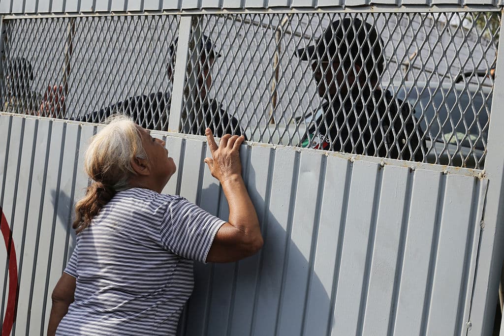 Una mujer habla con los funcionarios de prisiones a las puertas de la cárcel de El Castillo tras las noticias sobre un motín en el centro penitenciario de Mazatlán, México, el 8 de octubre de 2026. (Carlos López / AFP vía Getty Images)