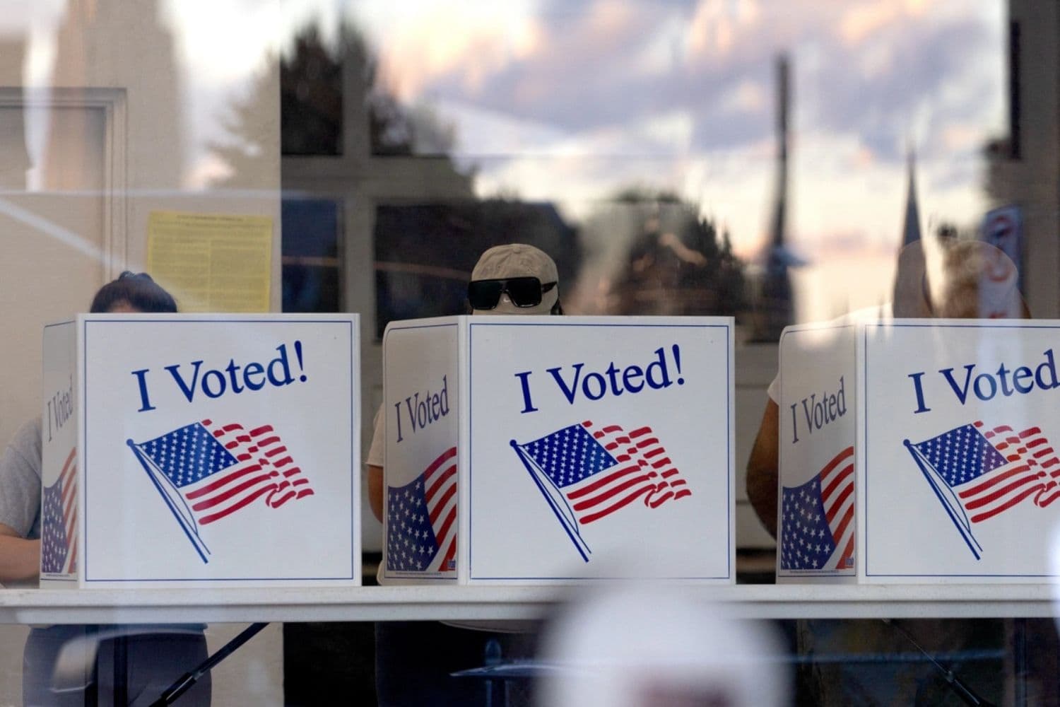 DOJ anuncia cargos contra 16 personas por presunto voto ilegal