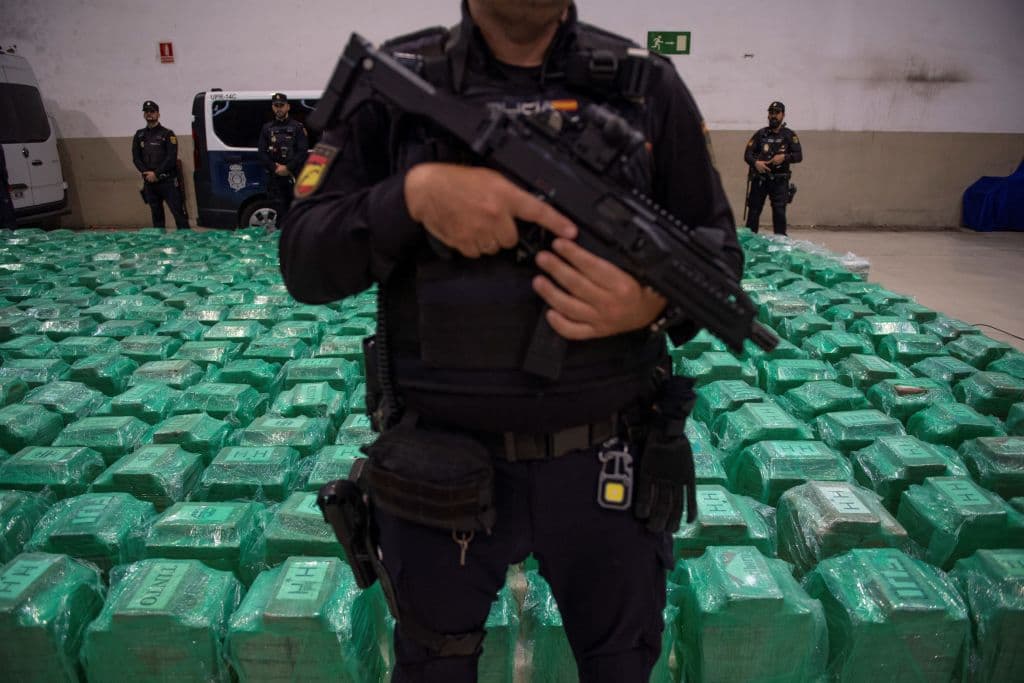 Agentes de la Policía Nacional y de Aduanas, junto a paquetes de cocaína hallados en un contenedor procedente de Ecuador, en el puerto de Algeciras, el 6 de noviembre de 2024. La investigación permitió una incautación récord de cocaína. (Jorge Guerrero/AFP vía Getty Images)