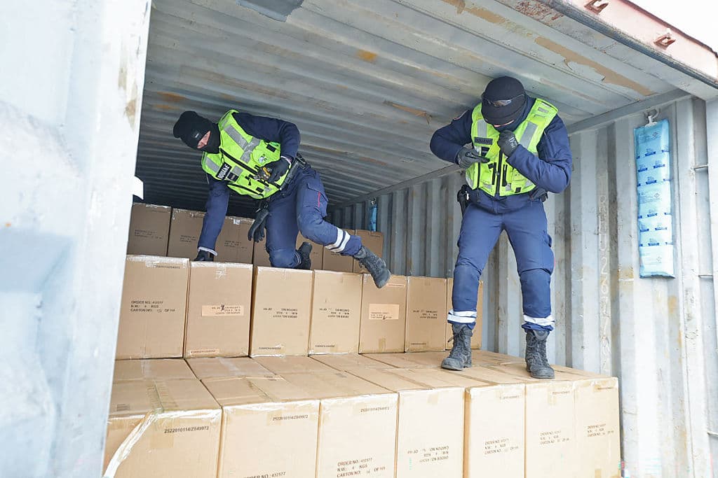Agentes de Aduanas inspeccionan un contenedor en el puerto de Dunkerque, Francia, el 27 de marzo de 2026, tras una incautación récord de 13 toneladas de cocaína procedente de Sudamérica. (Francois Lo Presti/AFP vía Getty Images)