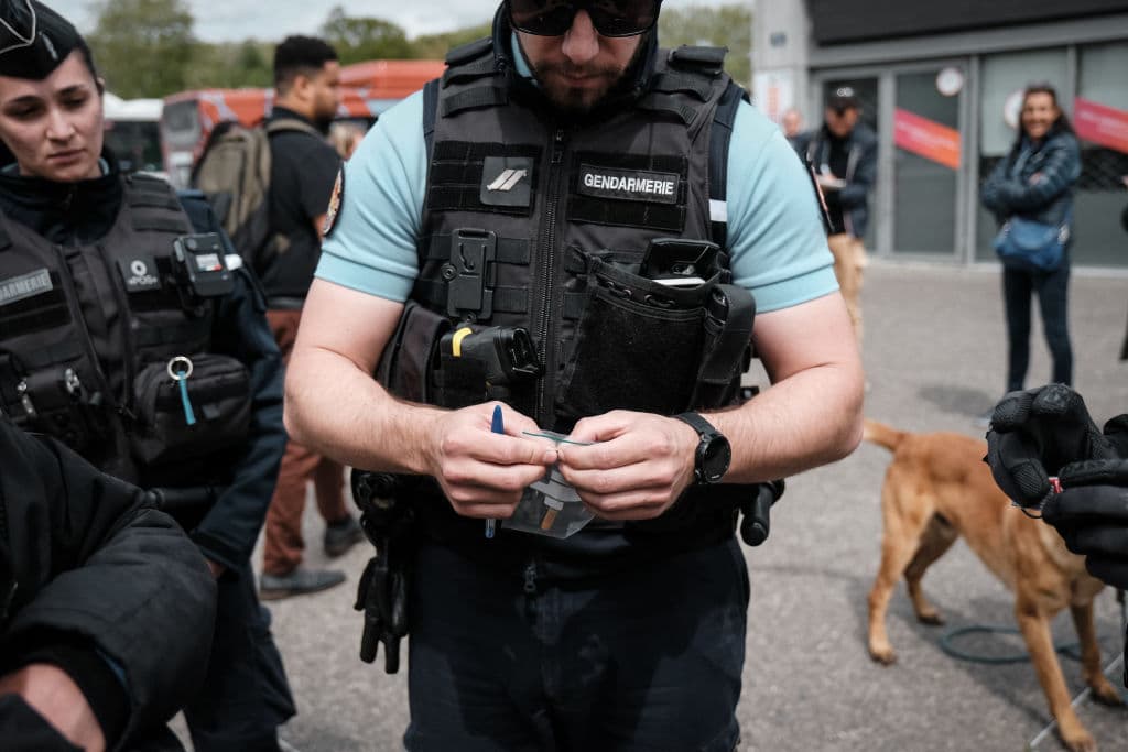 Drogas incautadas durante una operación policial en Ramonville-Saint-Agne, suroeste de Francia, el 25 de abril de 2024. El dispositivo buscaba combatir el tráfico de drogas y armas en la región de Toulouse. (Pat Batard/Hans Lucas/AFP vía Getty Images)