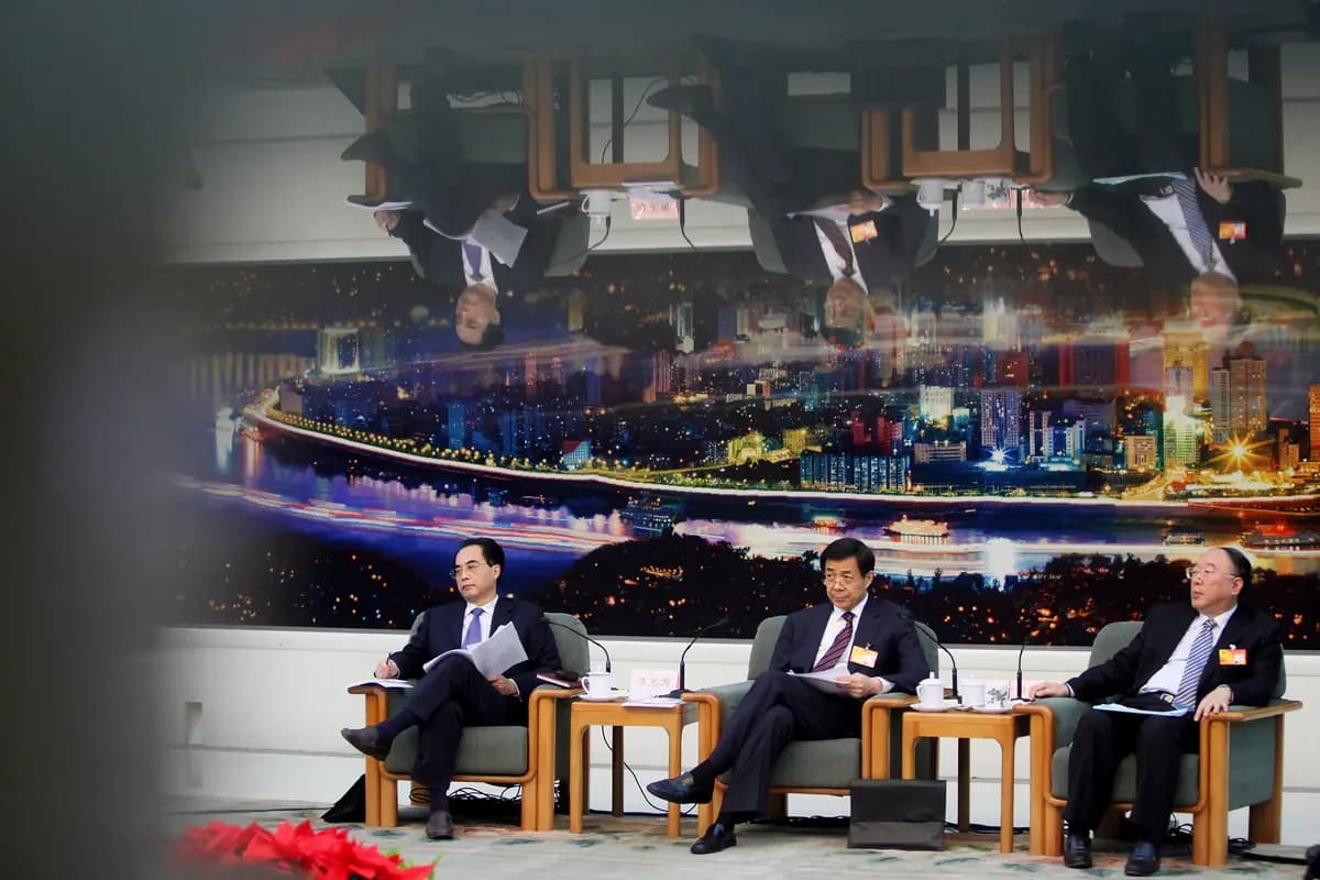 <em>El secretario del Partido Comunista de Chongqing, Bo Xilai (C), y el alcalde de Chongqing, Huang Qifan (D), asisten a una reunión durante la Asamblea Popular Nacional anual en Beijing el 6 de marzo de 2010. (Feng Li/Getty Images).</em>