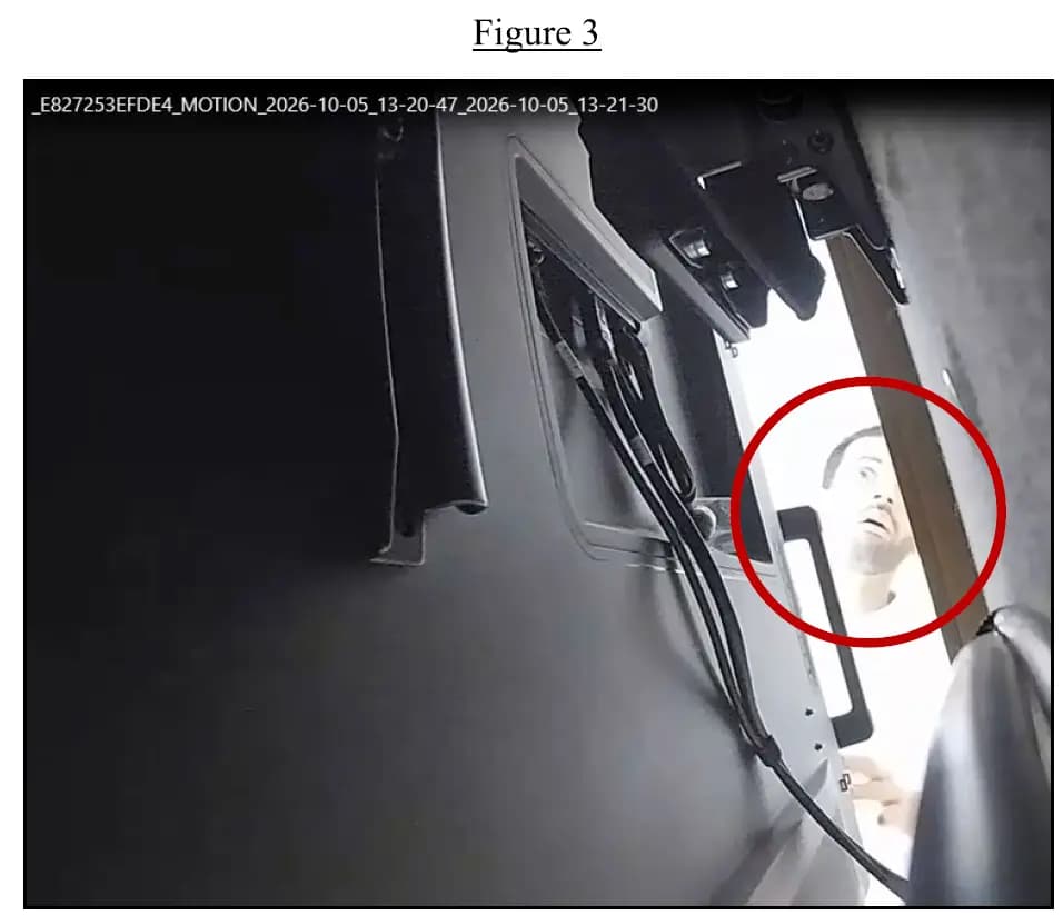 <em>Los investigadores federales dijeron que una cámara de vigilancia captó una foto del sospechoso cuando entró a la sala de conferencias ejecutiva y pareció mirar detrás del televisor donde se había insertado un dispositivo de grabación secreto el 5 de octubre de 2026. (Departamento de Justicia).</em>