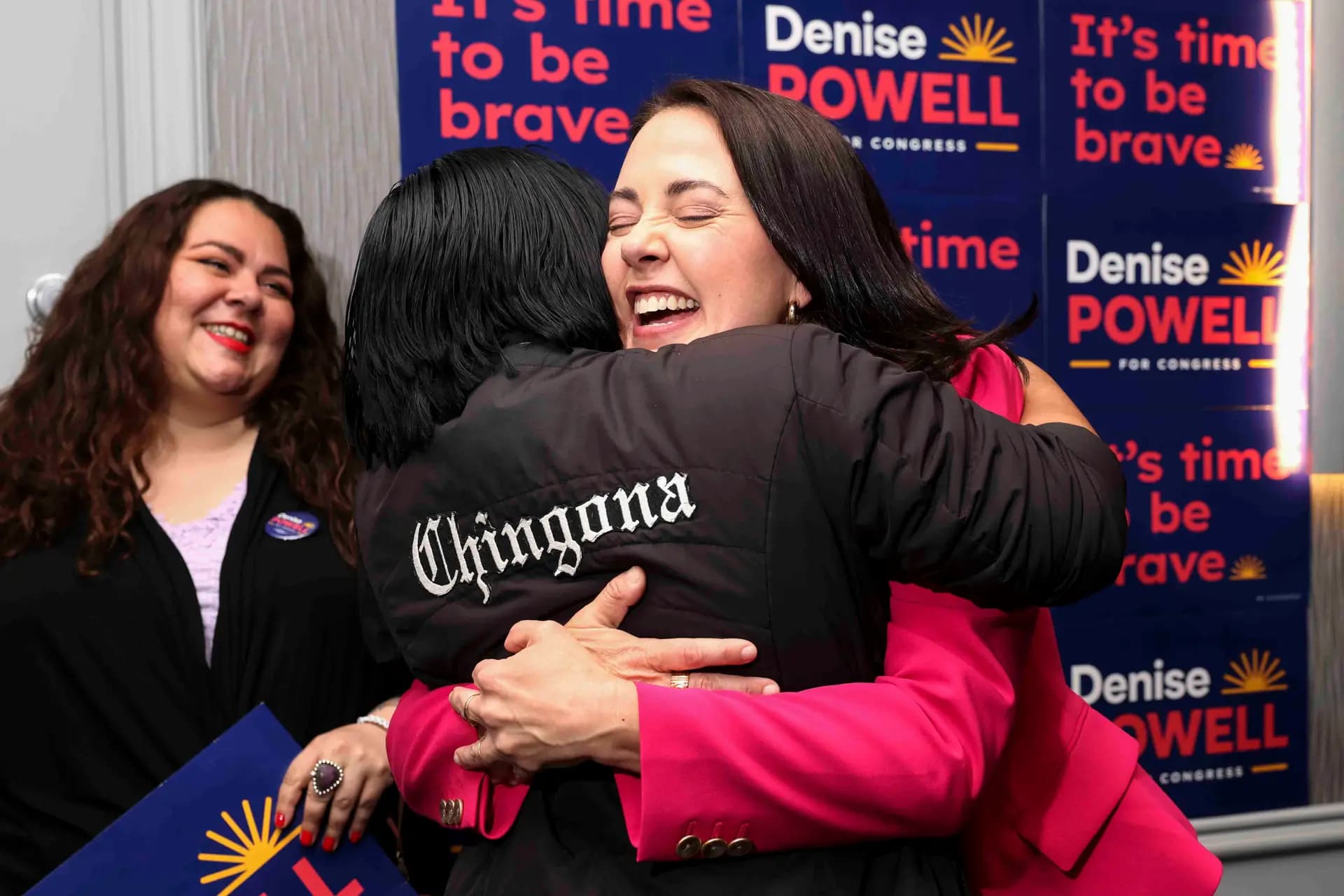 Denise Powell (republicana), candidata demócrata a la Cámara de Representantes por el segundo distrito congresional de Nebraska, abraza a Jennifer Reyna, presidenta del Caucus Latino del Partido Demócrata de Nebraska, durante una reunión para seguir los resultados electorales en Omaha, Nebraska, el 13 de mayo de 2026. (Foto: Rebecca S. Gratz/AP.).