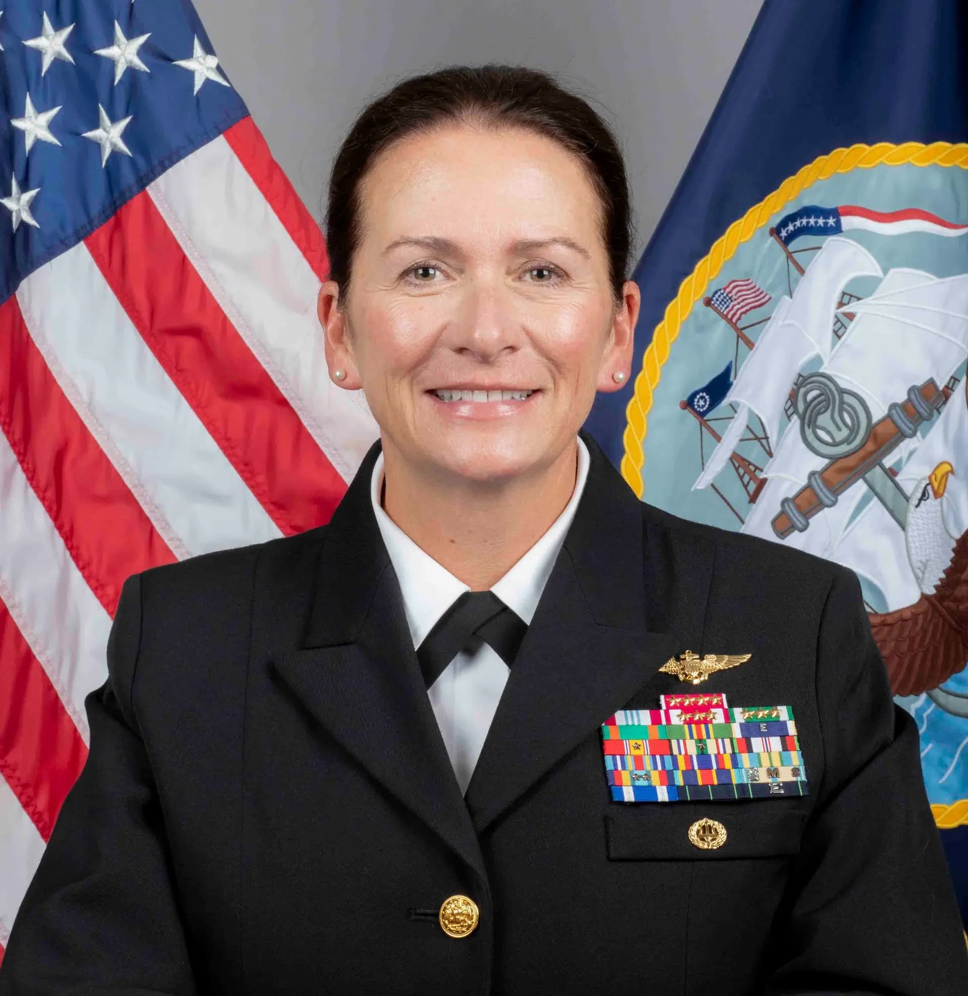 La entonces vicealmirante de la Armada, Nancy Lacore, en un retrato oficial de 2024. (Armada de los Estados Unidos).