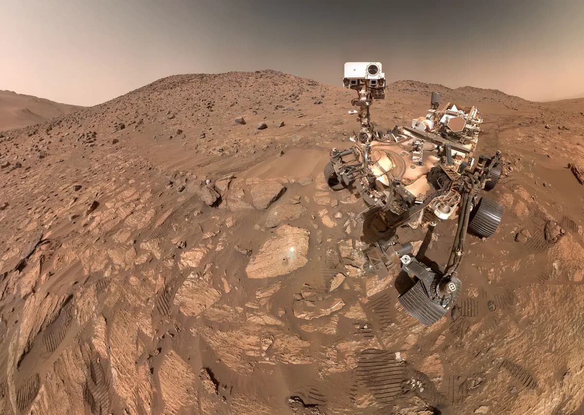 <em>El rover Perseverance de la NASA tomó esta selfie, compuesta por 62 imágenes individuales, el 23 de julio. A la izquierda del rover, cerca del centro de la imagen, se observa una roca apodada "Cascadas Cheyava", cuyas características podrían ser relevantes para dilucidar si el Planeta Rojo albergó vida microscópica en el pasado. (NASA/JPL-Caltech/MSSS).</em>