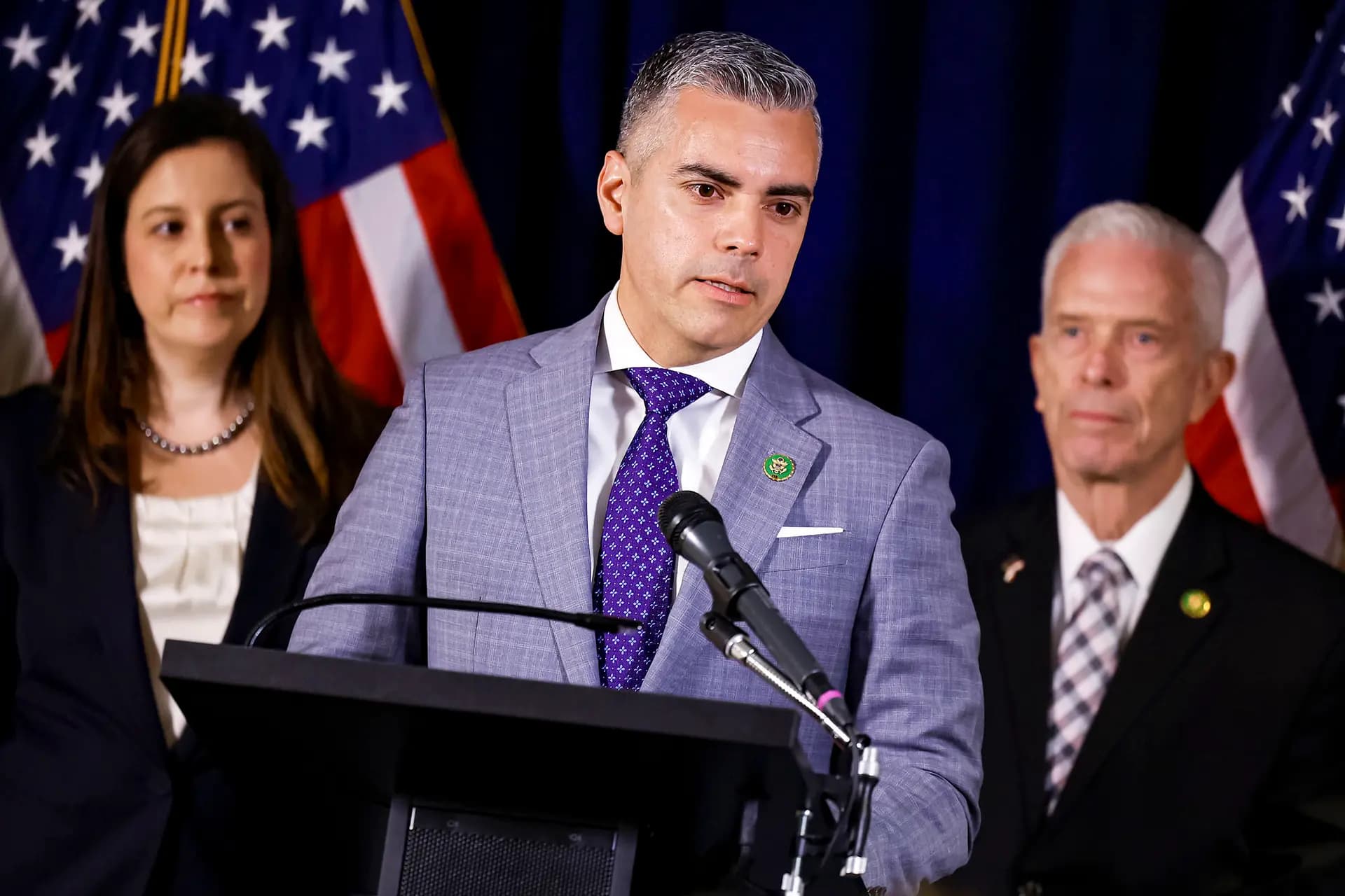 (Arriba a la izquierda) El exrepresentante estatal de Arizona, Amish Shah (R), candidato demócrata al Primer Distrito Congresional de Arizona, habla en Phoenix el 4 de noviembre de 2024. (Arriba a la derecha) El ex pateador de la NFL y analista deportivo de CBS, Jay Feely, candidato republicano al Primer Distrito Congresional de Arizona, durante un partido de la NFL en Glendale, Arizona, el 10 de diciembre de 2017. (Abajo) El representante Juan Ciscomani (R-Arizona) (C) habla con periodistas en el Capitolio en Washington el 28 de febrero de 2023. (Patrick T. Fallon/AFP vía Getty Images, Christian Peterson/Getty Images, Chip Somodevilla/Getty Images).