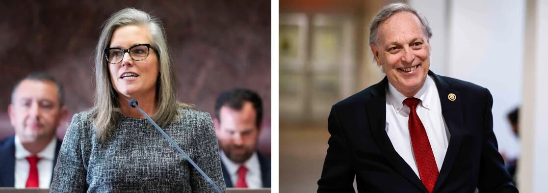(Izquierda) La gobernadora de Arizona, Katie Hobbs, pronuncia el discurso sobre el estado del estado en el Capitolio estatal de Arizona en Phoenix el 9 de enero de 2023. (Derecha) El representante Andy Biggs (R-Ariz.), candidato republicano a gobernador, en Washington el 21 de febrero de 2024. (Ross D. Franklin/AP Photo, Chip Somodevilla/Getty Images).