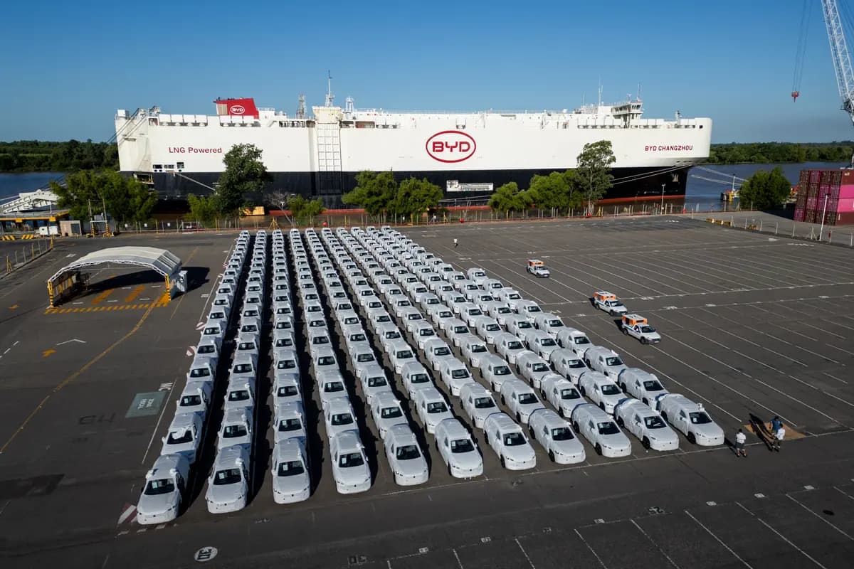 Autos nuevos que han sido descargados del buque BYD Changzhou se encuentran en un área de estacionamiento en el Puerto de Zárate, sobre el río Paraná, en Zárate, provincia de Buenos Aires, Argentina, el 19 de enero de 2026. (Tomás Cuesta/AFP vía Getty Images).