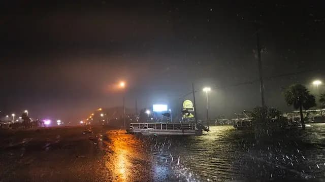 La marejada ciclónica del huracán Isaias inundó la costa cerca de Destin, Florida, la noche del 9 de octubre de 2026. (Cortesía del cazador de tormentas Rob McBay).