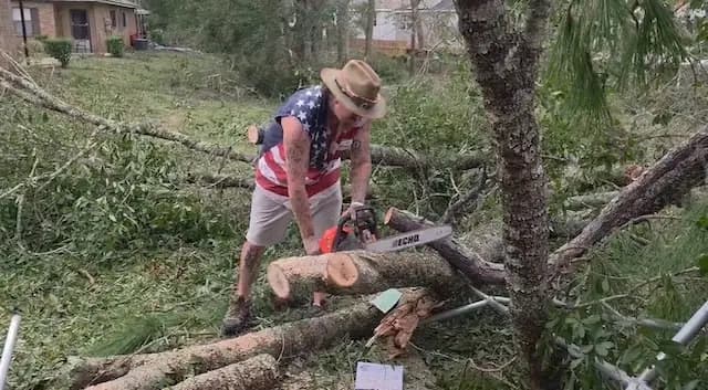El cazador de tormentas Rob McBay trabaja en la remoción de un árbol caído tras el paso del huracán Isaias en el noroeste de Florida el 10 de octubre de 2026. (Cortesía de Rob McBay).