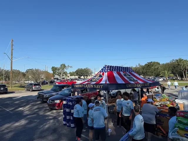 Voluntarios de la United Cajun Navy distribuyen suministros de emergencia en la iglesia Jubilee en Pensacola, Florida, el 11 de octubre de 2026. (TJ Muscaro/The Epoch Times).