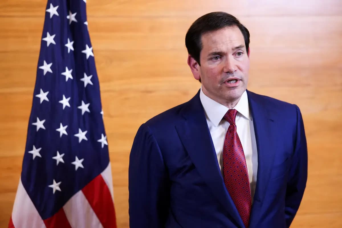 El secretario de Estado Marco Rubio habla con los periodistas en la sala de salidas del Aeropuerto Internacional Robert L. Bradshaw de Basseterre, San Cristóbal y Nieves, el 25 de febrero de 2026, antes de regresar a Washington tras reunirse con líderes de la Comunidad del Caribe. (Jonathan Ernst/Pool/AFP vía Getty Images)