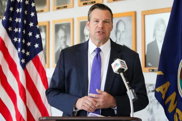 El fiscal general de Kansas, Kris Kobach, responde a las preguntas de los periodistas durante una conferencia de prensa frente a su oficina en Topeka, Kansas, el 1 de mayo de 2023. (John Hanna/AP Photo).