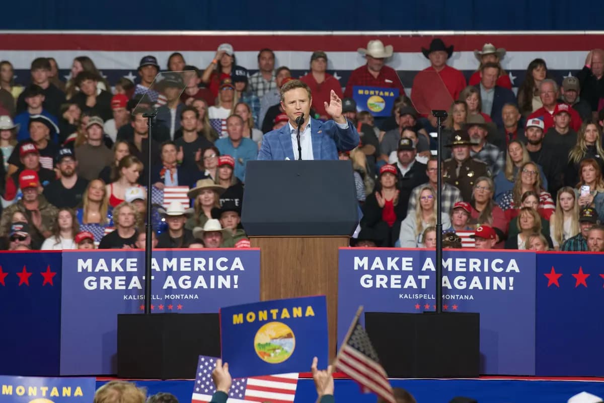 El candidato republicano al Congreso, Aaron Flint, habla durante un mitin en Kalispell, Montana, el 14 de octubre de 2026. (Travis Gillmore/The Epoch Times).