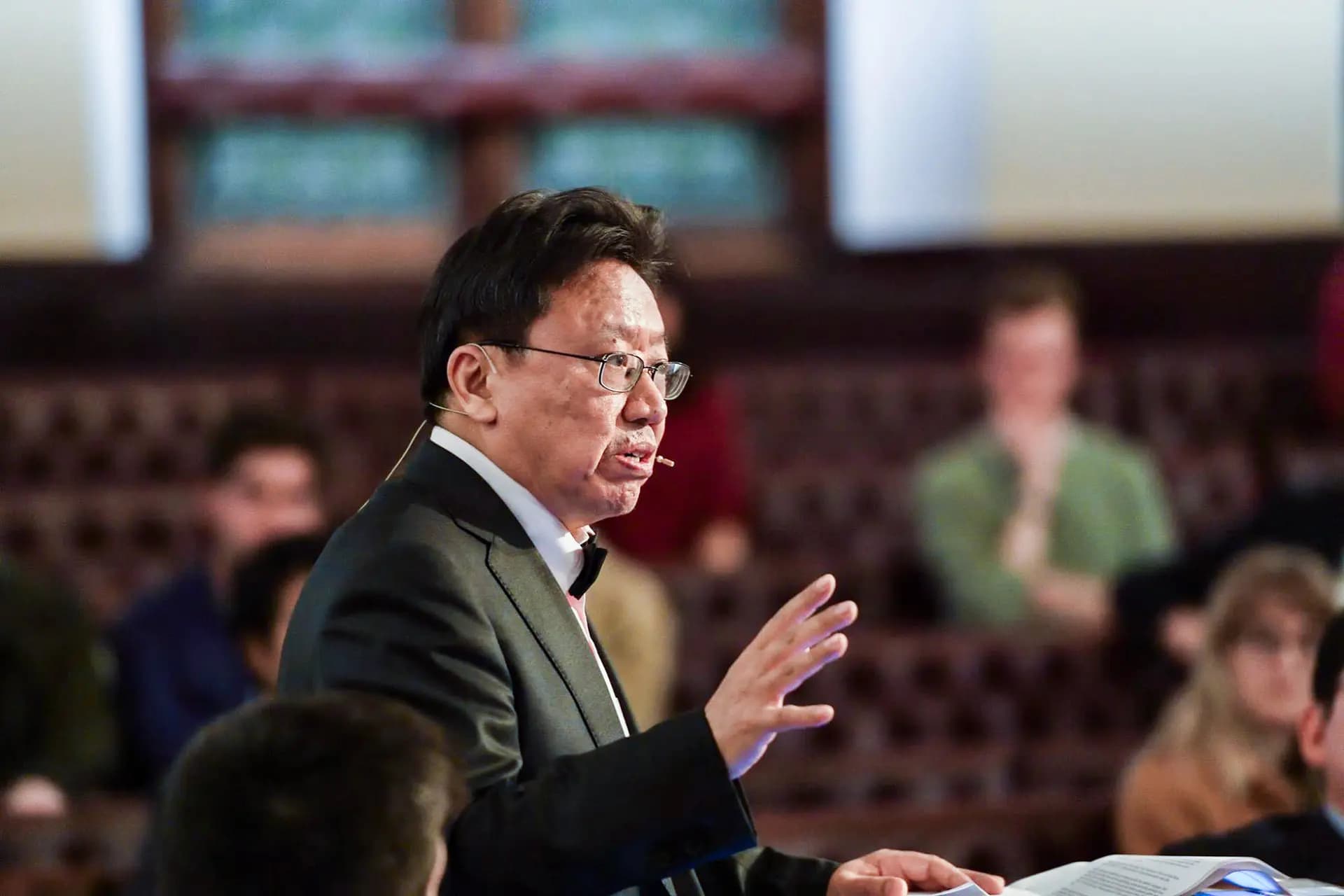 <em>En esta fotografía sin fecha, se observa que el comentarista político y autor Chen Pokong, radicado en Estados Unidos, pronuncia un discurso en la Universidad de Cambridge, en Cambridge, Inglaterra. Pokong pasó años en prisiones chinas por su participación en el movimiento prodemocrático de 1989 en China. (Cortesía de Chen Pokong).</em>