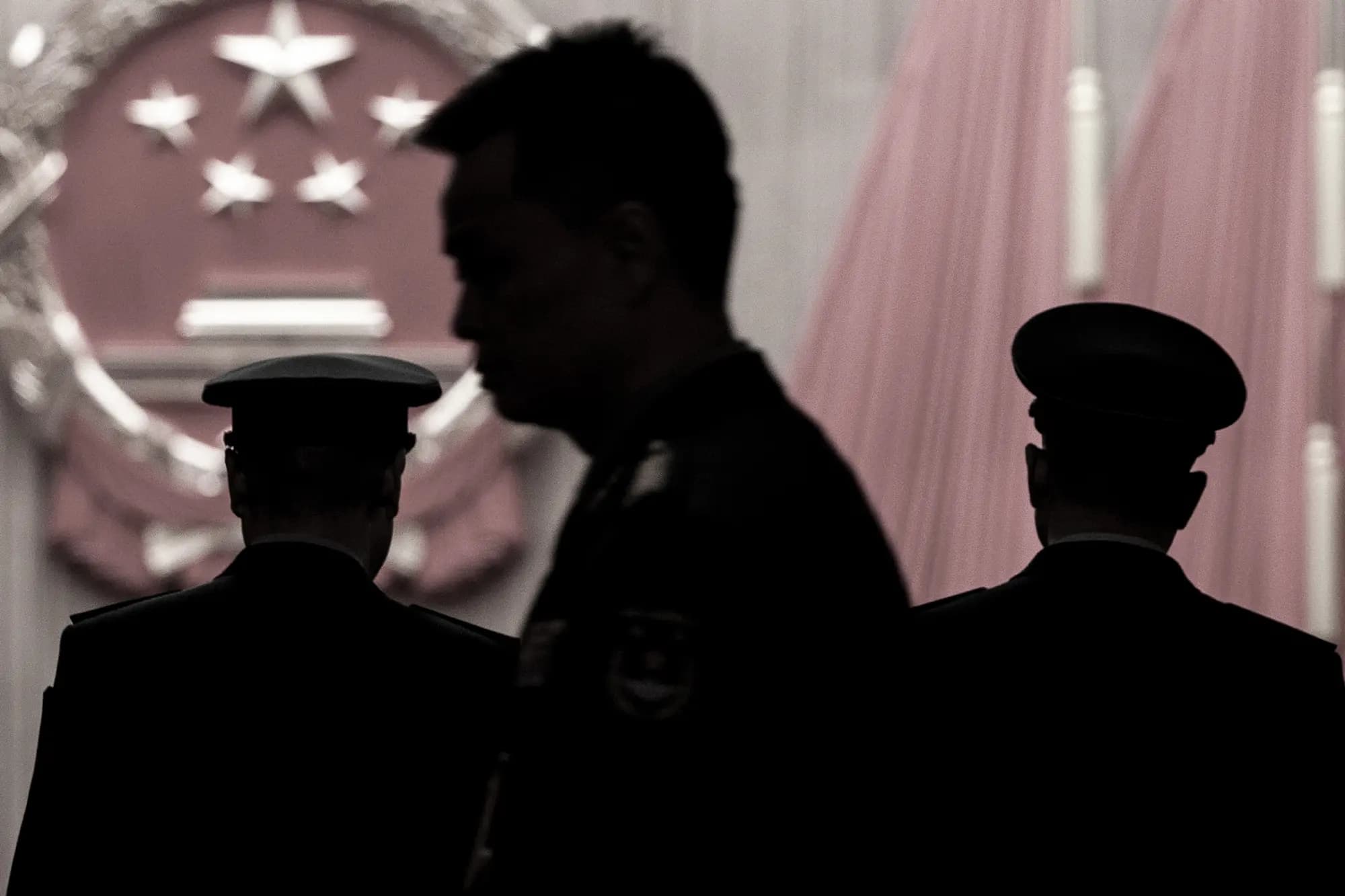<em>Miembros de la delegación militar china llegan a la sesión de clausura de la Asamblea Popular Nacional en el Gran Salón del Pueblo en Beijing el 12 de marzo de 2026. (Kevin Frayer/Getty Images).</em>