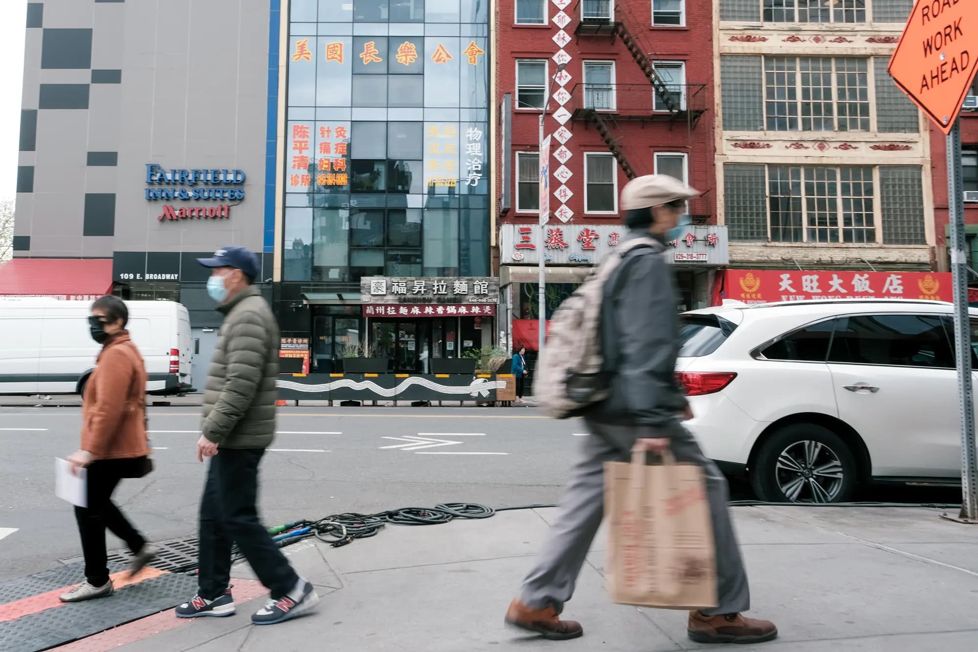 <em>Varias personas pasan junto a un edificio (segundo por la izquierda) que se utilizaba como comisaría secreta para reprimir, en nombre del gobierno chino, a los disidentes que vivían en Estados Unidos, en el barrio de Chinatown, en el Bajo Manhattan, Nueva York, el 18 de abril de 2023. (Spencer Platt/Getty Images).</em>