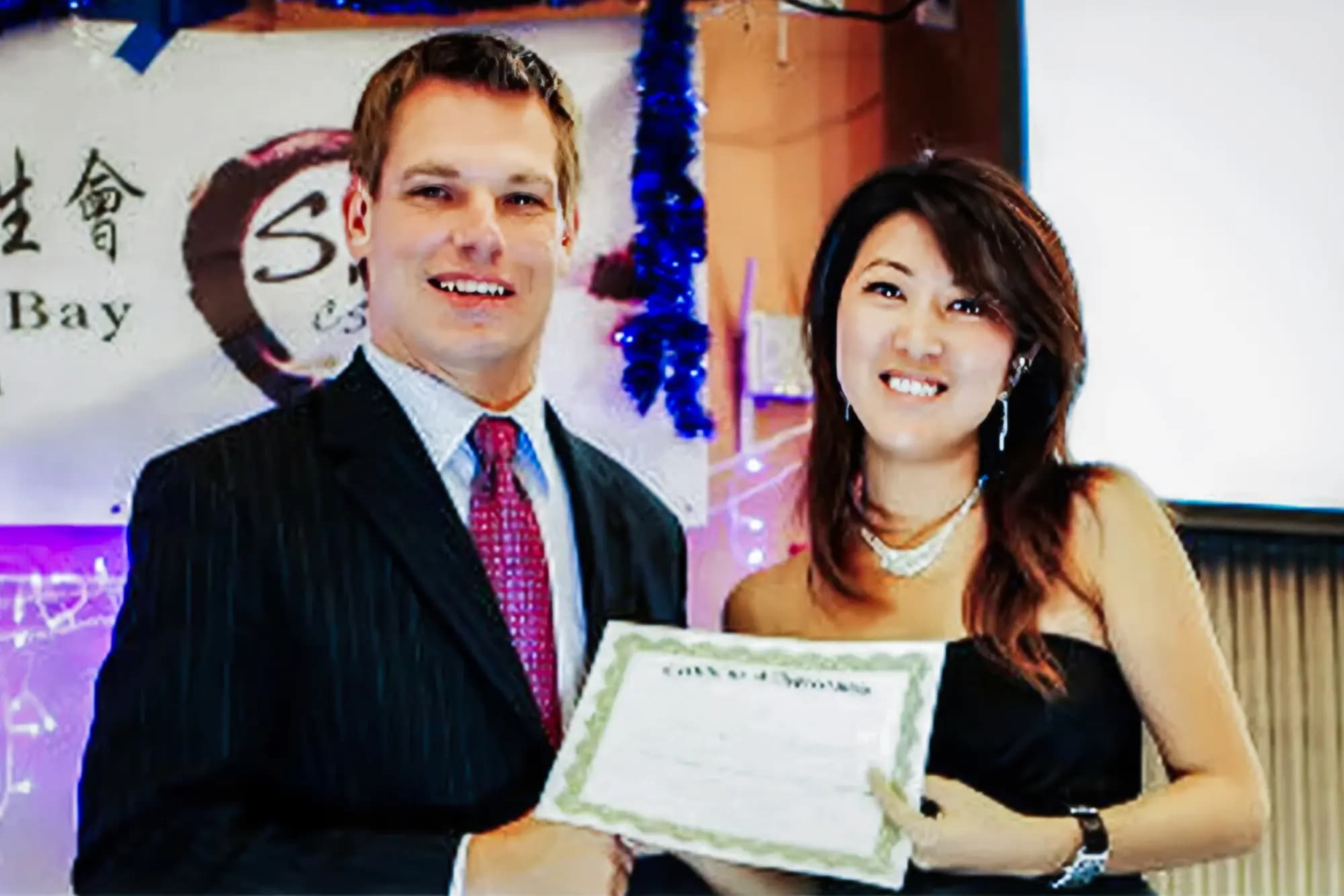 <em>Christine Fang, también conocida como Fang Fang, junto al entonces concejal de la ciudad de Dublin, California, Eric Swalwell, en un evento estudiantil en San Francisco en octubre de 2012. Cuando Fang estudiaba en la Universidad Estatal de California en East Bay, se le encomendó la tarea de establecer contactos y entablar amistad con funcionarios estadounidenses prometedores en nombre de la China comunista, según el FBI. (Captura de pantalla/Redes sociales).</em>