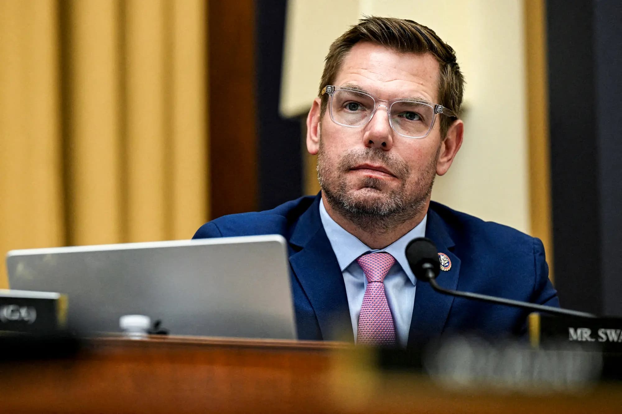 <em>El entonces representante Eric Swalwell (D-Calif.) asiste a una audiencia del Comité Judicial de la Cámara de Representantes en el Capitolio en Washington el 17 de septiembre de 2025. (Annabelle Gordon/Reuters).</em>