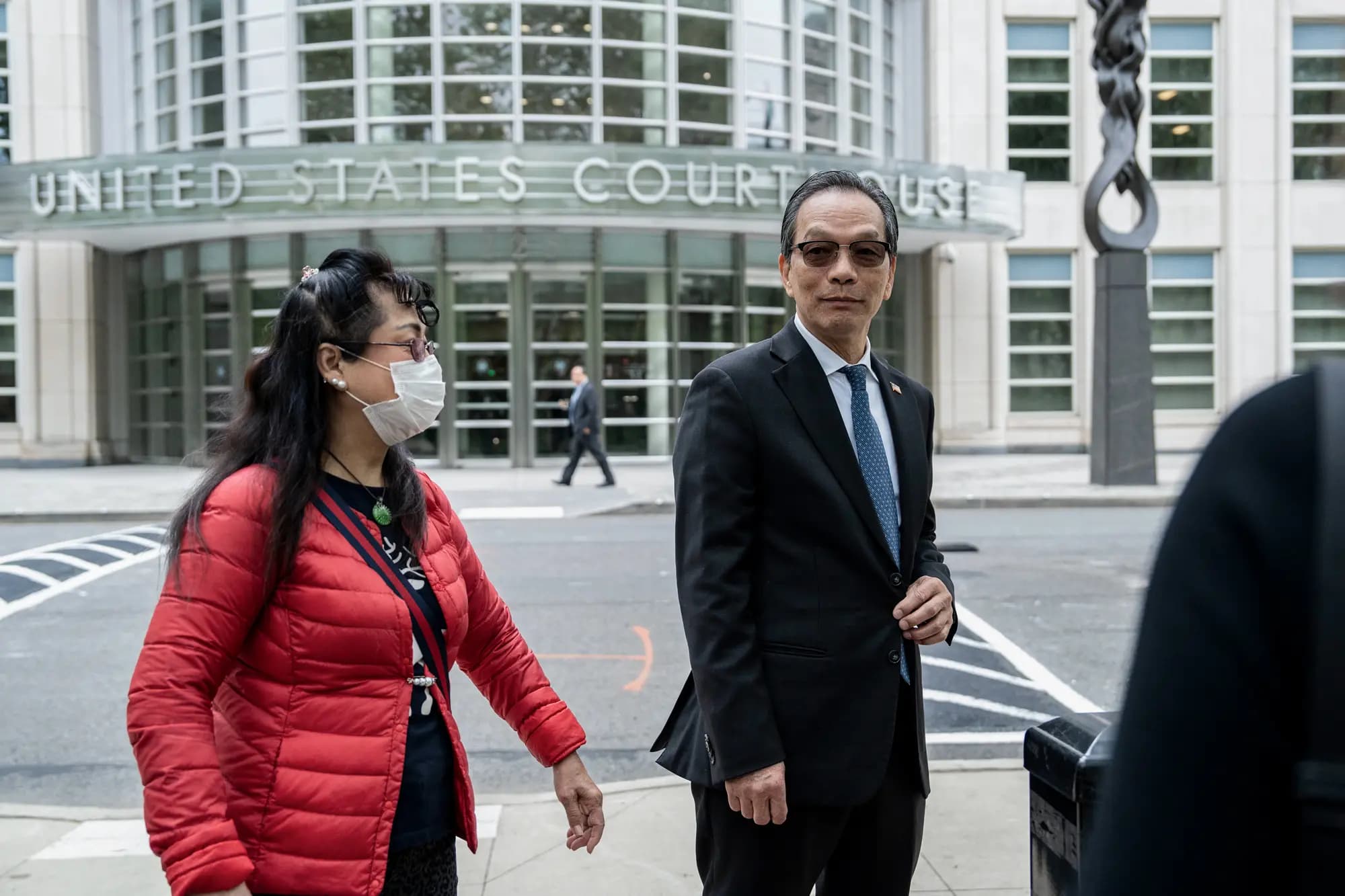 <em>Lu Jianwang, acusado de operar una comisaría secreta para el régimen chino en el barrio chino de Manhattan, comparece para su juicio en la Corte de Distrito de Estados Unidos para el Distrito Este de Nueva York en Brooklyn, NY, el 6 de mayo de 2026. (Samira Bouaou/The Epoch Times).</em>