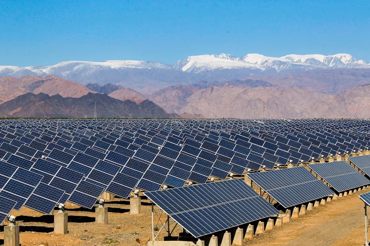 Se observan grandes paneles solares en una planta de energía solar en Hami, en la región noroeste de Xinjiang, China, el 8 de mayo de 2013. (STR/AFP vía Getty Images).
