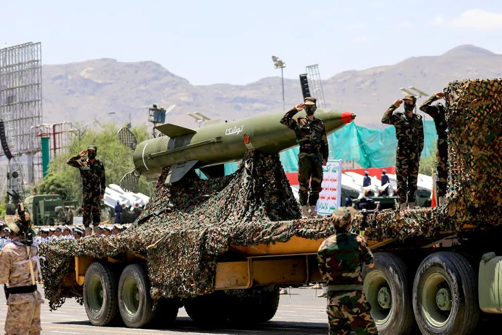 Terroristas hutíes montan guardia en un vehículo portamisiles durante un desfile militar que conmemora el noveno aniversario de la toma de la capital yemení, Saná, por parte de los hutíes, el 21 de septiembre de 2023. (Mohammed Huwais/AFP vía Getty Images).
