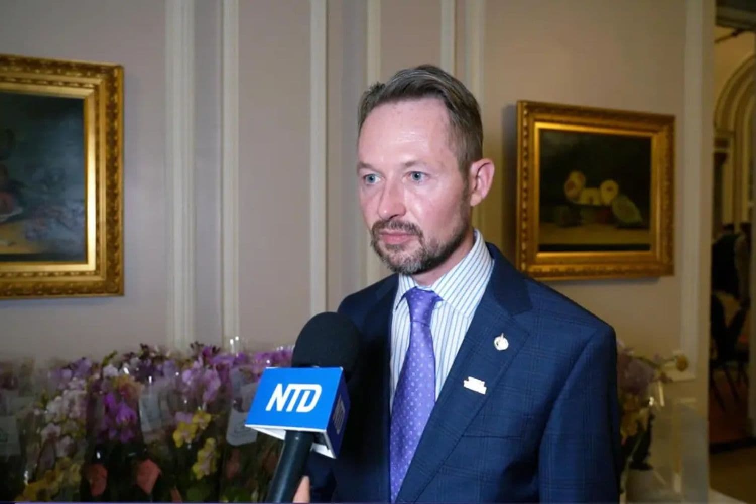 El diputado conservador Michael Cooper habla con los medios de comunicación en un banquete para celebrar el Día Nacional de Taiwán, en Ottawa, el 7 de octubre de 2026. (Annie Wu/NTD)