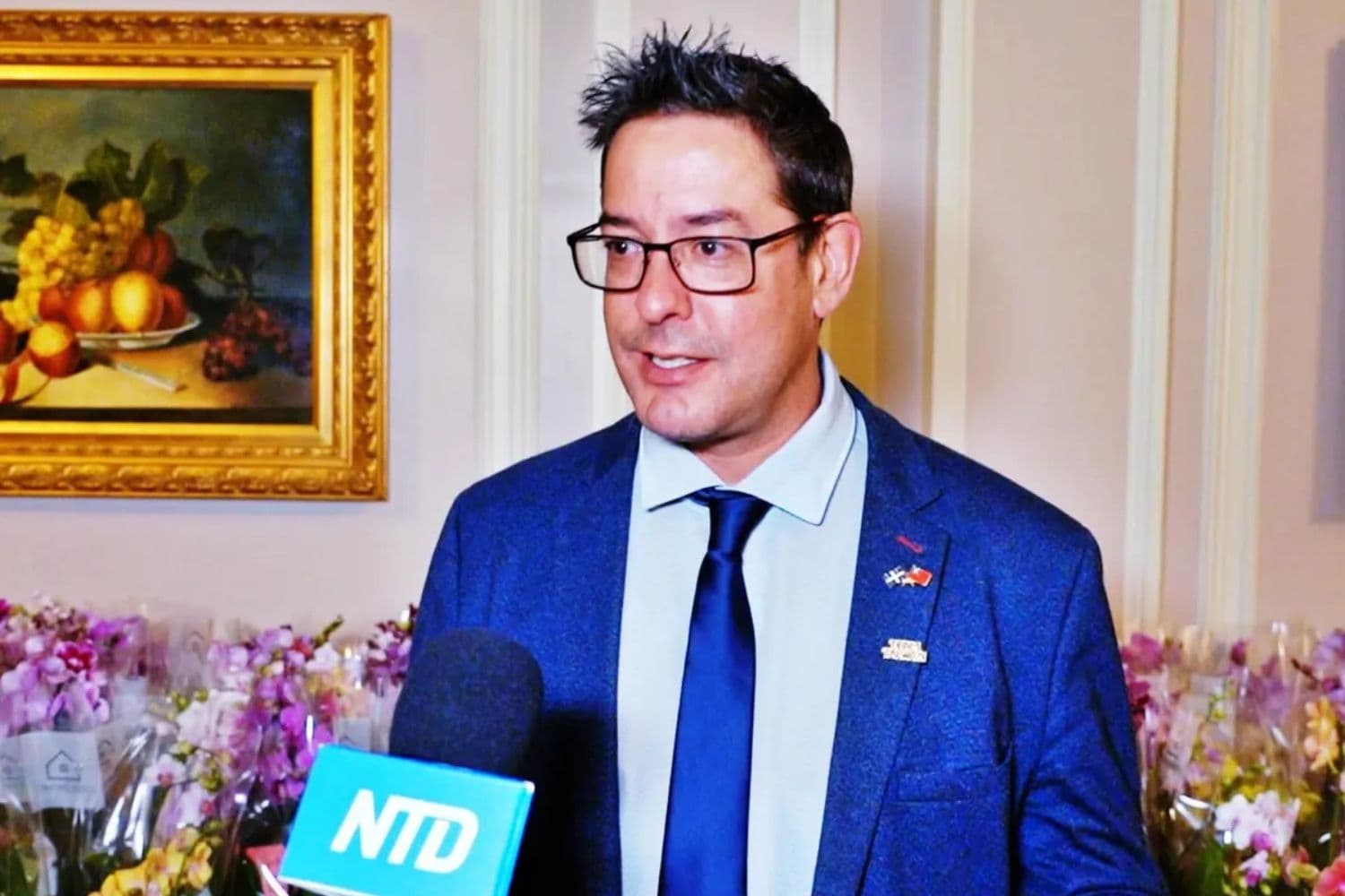 El diputado del Bloque Quebequense, Alexis Brunelle-Duceppe, habla con los medios de comunicación en un banquete para celebrar el Día Nacional de Taiwán, en Ottawa, el 7 de octubre de 2026. (Annie Wu/NTD)