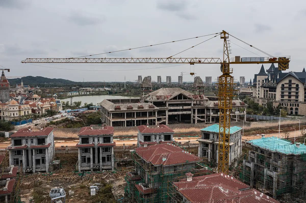 Una vista aérea muestra la ciudad turística con enfoque cultural de Evergrande en Wuhan, que quedó inconclusa en medio de una crisis de liquidez, el 18 de octubre de 2021. (Getty Images).