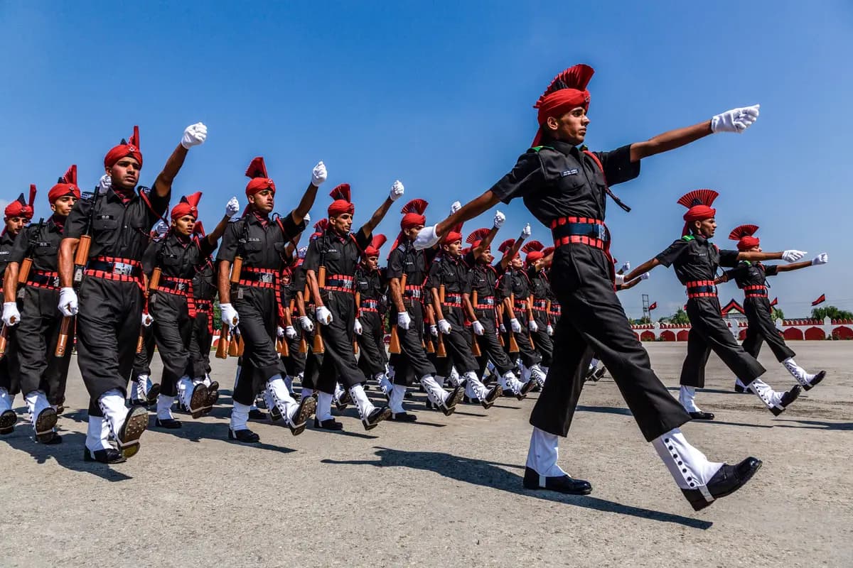 Reclutas del Ejército de la India pertenecientes a la Infantería Ligera de Jammu y Cachemira desfilan durante su desfile de graduación en Srinagar, India, el 5 de junio de 2025. (Yawar Nazir/Getty Images).