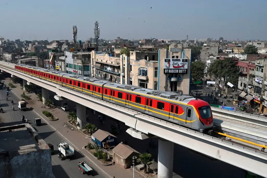 Un tren del metro de la Línea Naranja, de reciente construcción, recorre la ciudad oriental de Lahore el 26 de octubre de 2020. (Arif Ali/AFP vía Getty Images).