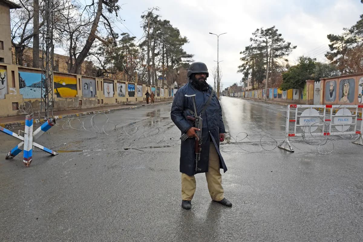 Un policía monta guardia cerca del lugar de la explosión tras un ataque perpetrado por separatistas baluchis en Quetta, Pakistán, el 31 de enero de 2026. (Adnan Ahmed/AFP vía Getty Images).