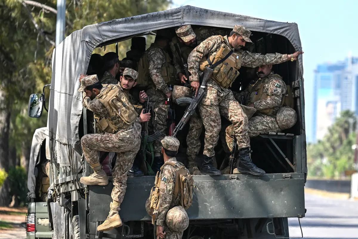 Soldados del ejército paquistaní llegan para su despliegue en la zona conocida como la "zona roja" de Islamabad, Pakistán, el 10 de abril de 2026. (Aamir Qureshi/AFP vía Getty Images).