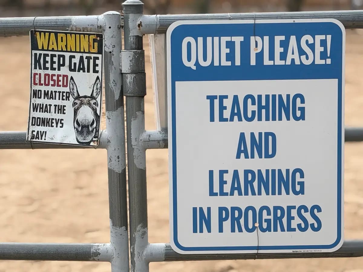Carteles informativos para visitantes en Donkeys of the Heart en Cave Creek, Arizona, el 24 de septiembre de 2026. (Allan Stein/The Epoch Times)