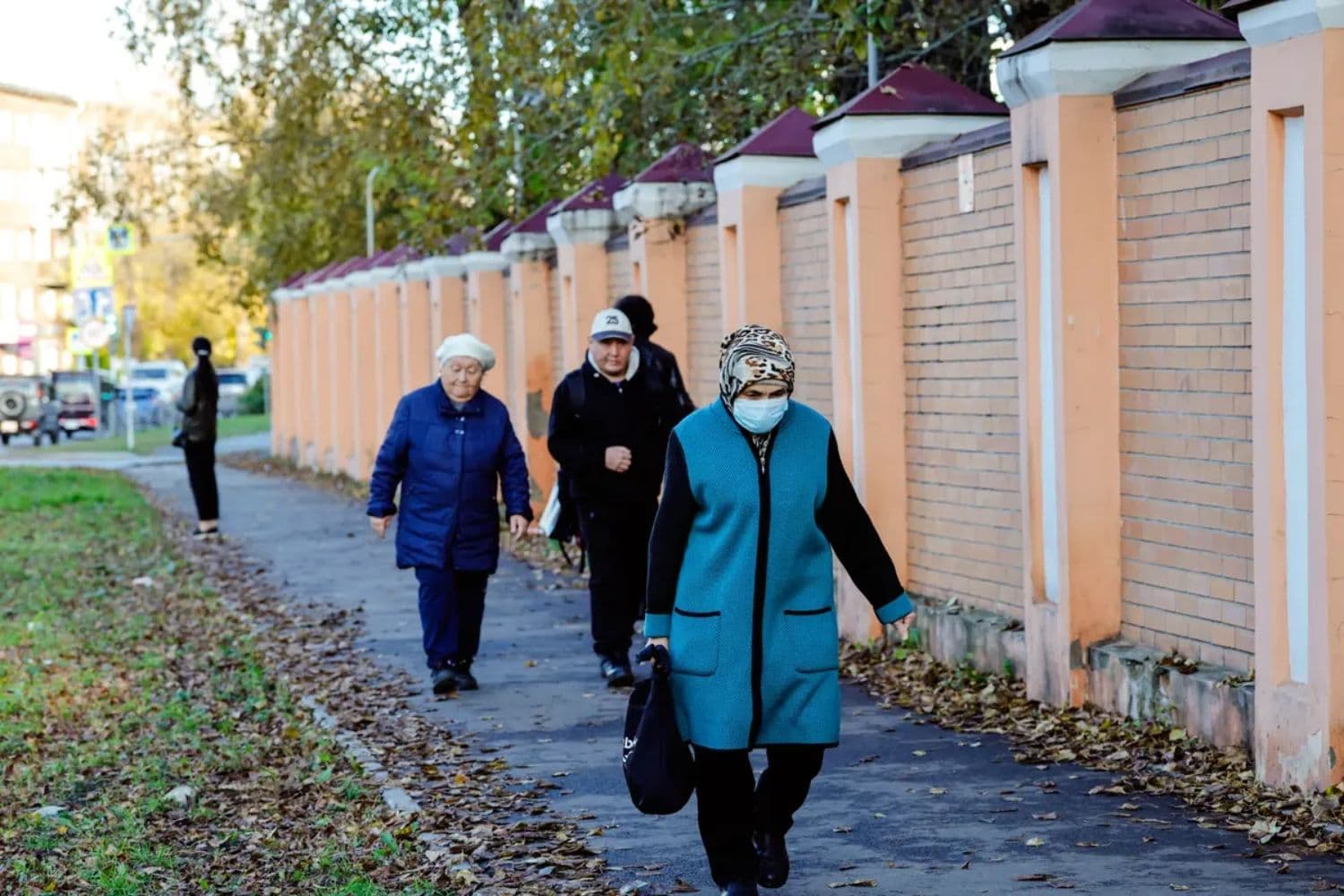 Una mujer con cubrebocas pasa frente al instituto antipeste en Irkutsk, Rusia, el 7 de octubre de 2026. (Tatyana Makeyeva/AFP vía Getty Images)