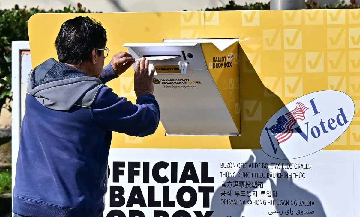 <em>Un hombre deposita su boleta en una urna en la oficina del Registro Electoral del Condado de Orange en Santa Ana, California, el 5 de marzo de 2024. (Frederic J. Brown/AFP vía Getty Images).</em>