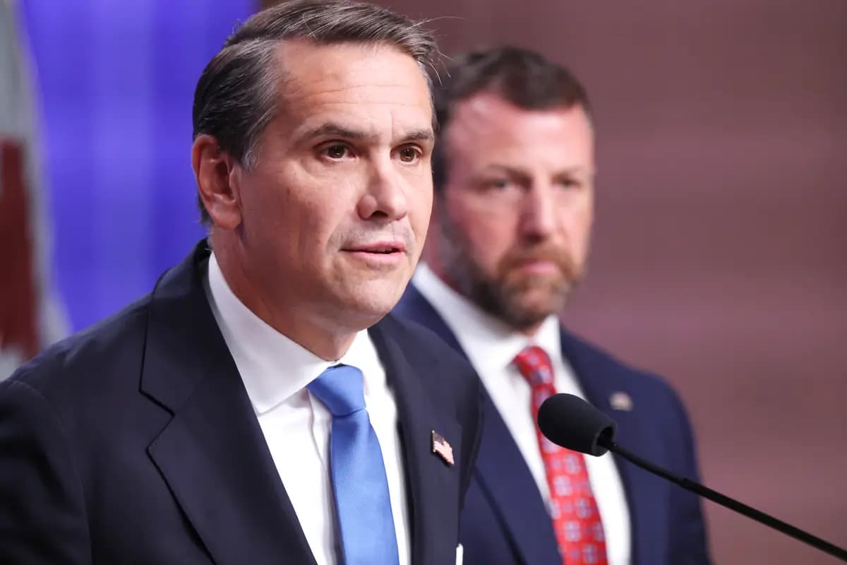 <em>El fiscal general Todd Blanche habla junto al secretario de Seguridad Nacional, Markwayne Mullin, durante una conferencia de prensa en el edificio del Departamento de Justicia Robert F. Kennedy en Washington el 30 de septiembre de 2026. (Anna Moneymaker/Getty Images).</em>