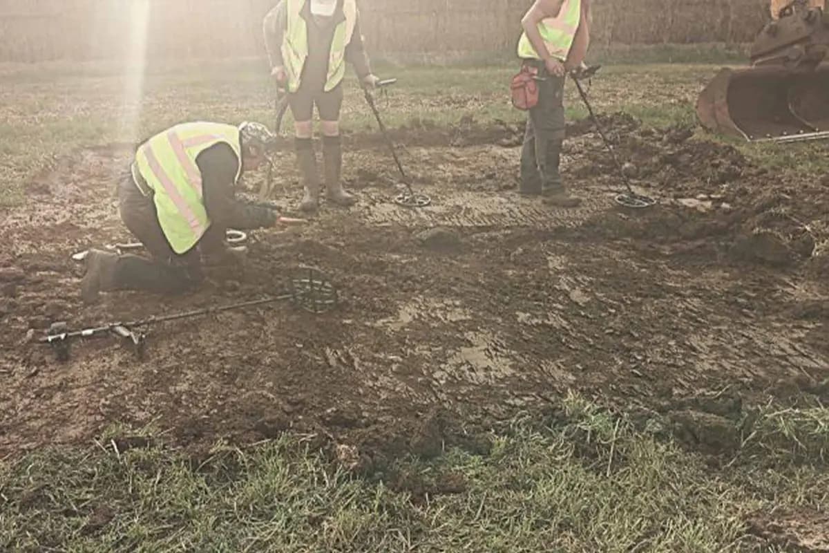 Se excavan artefactos en un campo en Bickmarsh, Reino Unido. (Servicio de Archivo y Arqueología de Worcestershire)