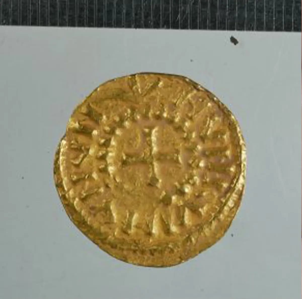 Un soldius de oro de imitación procedente del tesoro de Bickmarsh. (Programa de Antigüedades Portátiles)