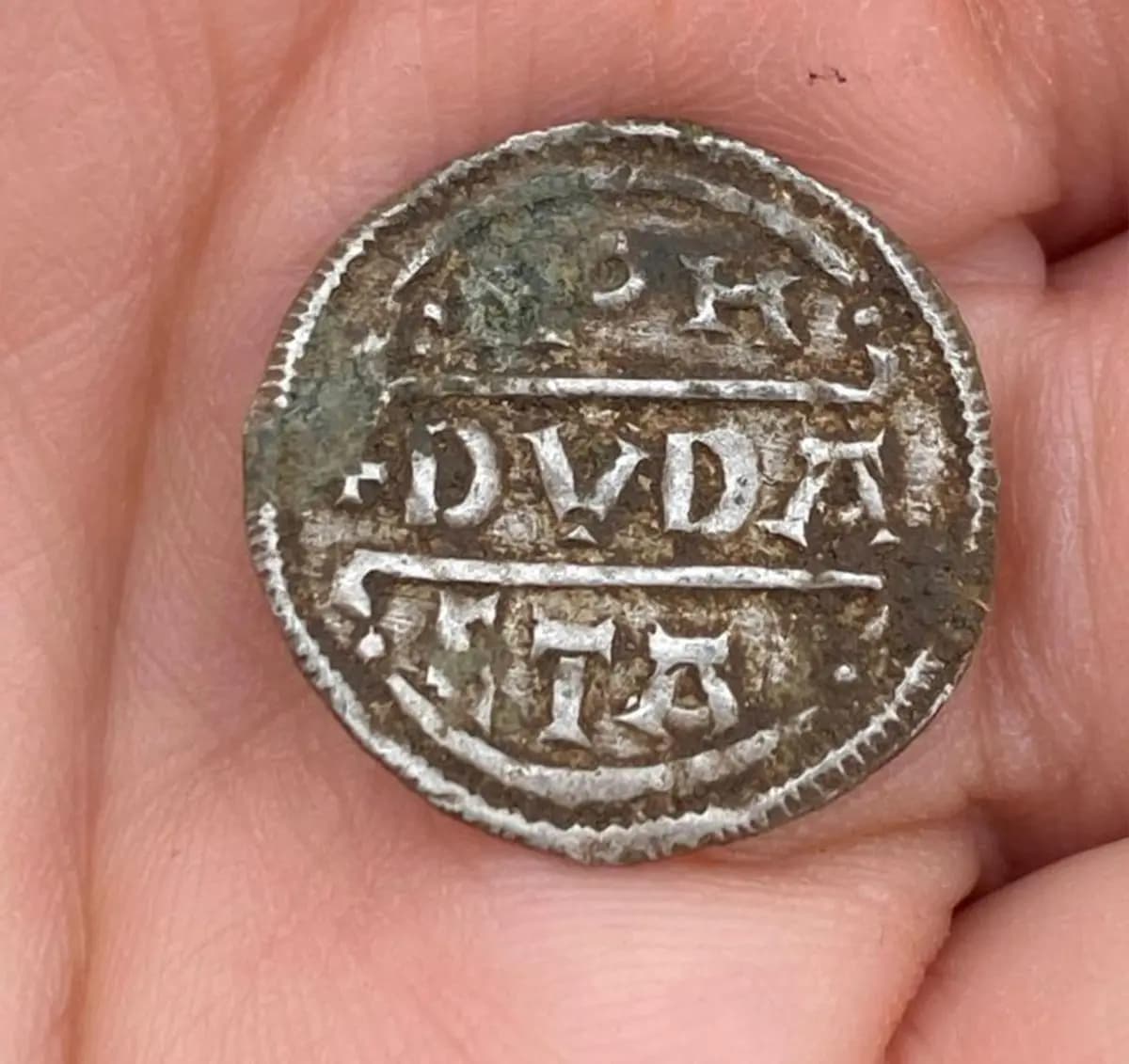 Un penique de plata que data de finales del siglo IX. (Servicio de Archivo y Arqueología de Worcestershire)