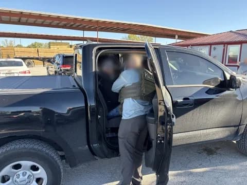 Andrés García durante su arresto por HSI Kansas City. (Cortesía del DHS).