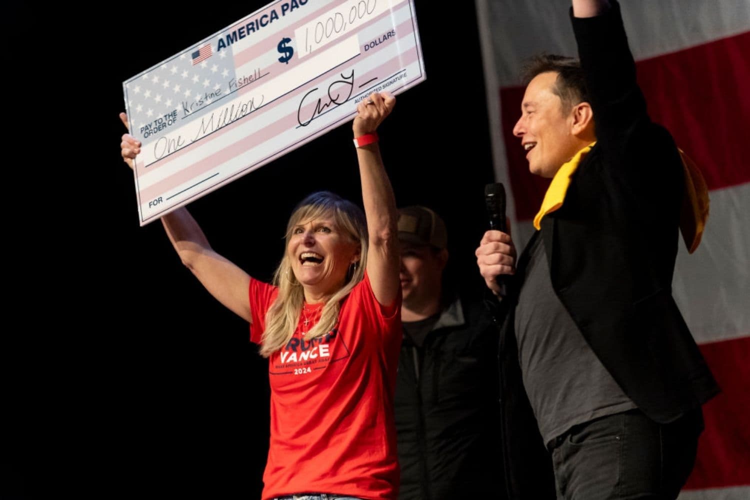 El fundador de SpaceX y Tesla, Elon Musk, entregó a Kristine Fishell un cheque por un millón de dólares durante el encuentro público celebrado en el Teatro Roxain el 20 de octubre de 2024 en Pittsburgh, Pensilvania. (Michael Swensen/Getty Images)