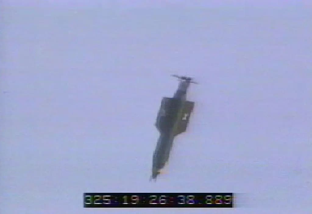 Se lanza una bomba de explosión aérea de gran potencia (MOAB) en la Base Aérea de Eglin, Florida, el 21 de noviembre de 2003. (USAF vía Getty Images).