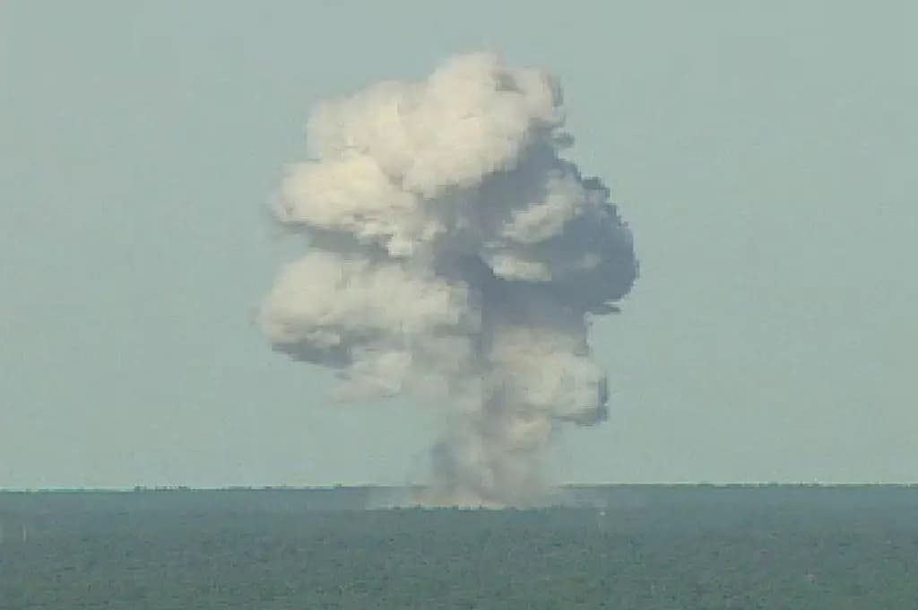 Una bomba de tipo "Massive Ordnance Air Blast" (MOAB) explota en la Base Aérea de Eglin, en Florida, el 21 de noviembre de 2003. (USAF vía Getty Images).