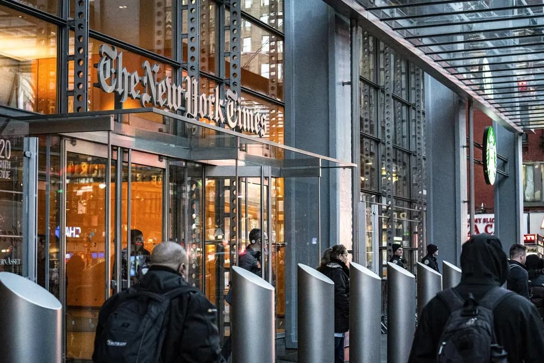 El edificio de The New York Times en la ciudad de Nueva York el 5 de febrero de 2024. Este medio de comunicación, junto con más de una docena de otros medios, ha demandado a OpenAI y a Microsoft por utilizar contenido periodístico para entrenar modelos de IA, sin ofrecer compensación alguna ni obtener permiso. (Samira Bouaou/The Epoch Times)