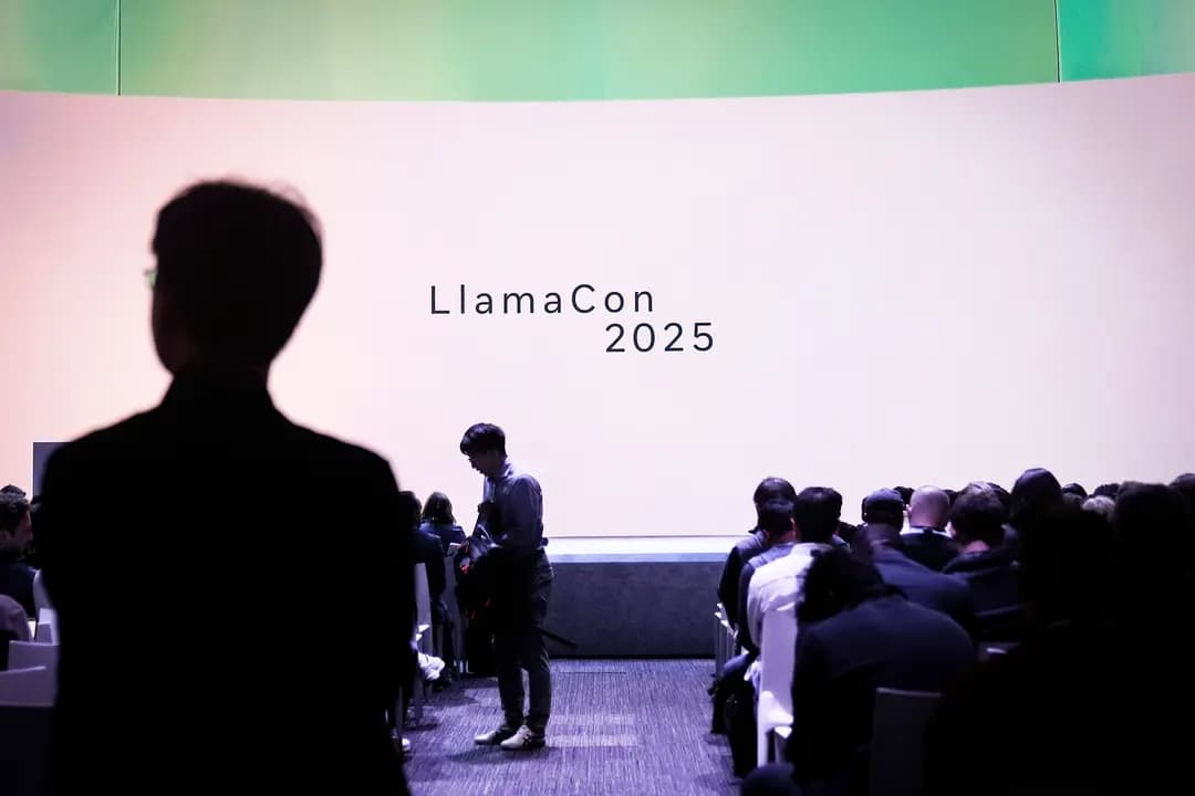 Asistentes a LlamaCon 2025, una conferencia de desarrolladores de IA, en Menlo Park, California, el 29 de abril de 2025. (Jeff Chiu/AP Photo)