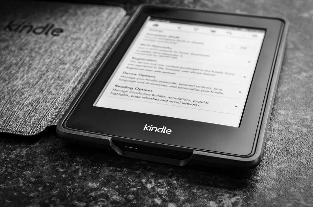 Un lector Kindle de Amazon exhibido en un evento de productos de Amazon en Nueva York el 30 de septiembre de 2025. (Charly Triballeau/AFP vía Getty Images)
