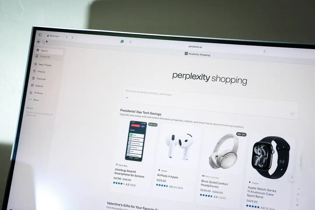 El sitio web de la startup de IA Perplexity, proyectado en una pantalla en Miami el 10 de marzo de 2026. Perplexity se jacta de proporcionar información a los usuarios sin que estos tengan que recurrir a sitios de medios de comunicación, y se autodenomina "el primer 'motor de respuestas' del mundo". (Ilustración fotográfica de Joe Raedle/Getty Images)
